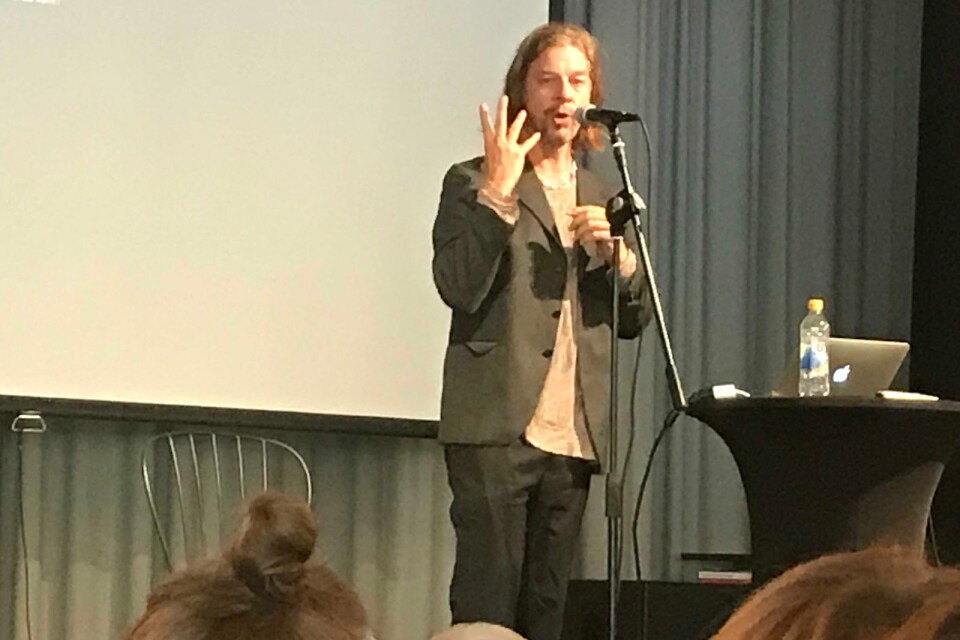 Författaren och poeten Bob Hansson föreläste i Blomstermåla Folkets hus om vikten att alla ska bli sedda.