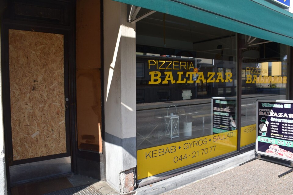 Skydd har satts framför dörren och fönster till pizzeria Baltazar efter smällen på natten.