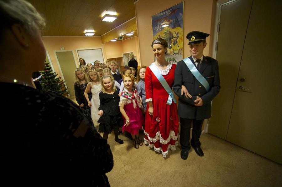 Kungen och drottningen, Per och Sara Johansson, står naturligtvis i centrum även när Nobelmiddagen ska avnjutas under pompa och ståt i Föreningslokalen i Grimslöv.