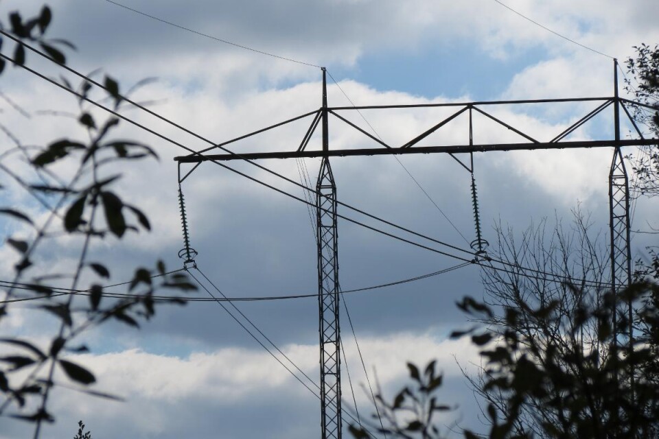 "Som inte detta vore nog så kom nästa överkörning av Kalmar län från regeringen när beslutet kom om att ge tillstånd för 420 kV ledningen mellan Ekhyddan/Simpevarp via Nybro och till Hemsjö i Blekinge.”
