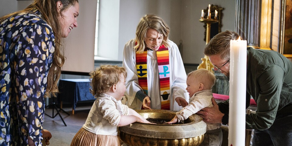 Sofia Larsson och Lukas Eriksson lät döpa sina tvillingar Frans och Vega, 15 månader gamla, under ett drop in-dop i Asarums kyrka. Pauline Färdow Kazen höll i ceremonin.
