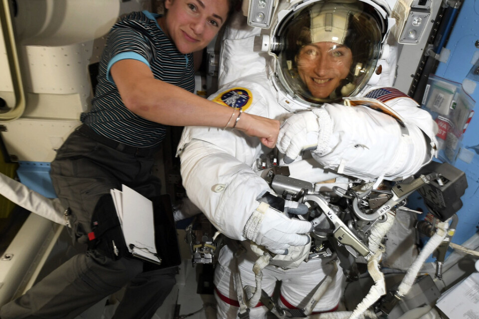 Christina Koch till höger och svenska Jessica Meir till vänster på den internationella rymdstationen ISS.