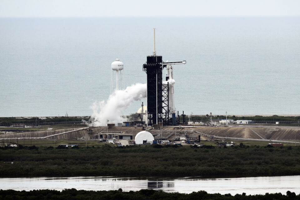 Space|X-raketen Falcon 9, med två amerikanska astronauter ombord, hann långt i föreberedelserna för uppskjutning innan vädret satte stopp.