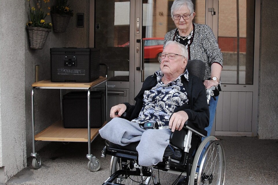 Ingvi och Bert Svensson, i Osby, blev mycket upprörda när Bert inte kom fram till dagverksamheten Gläntan som han skulle.                                                                                   FOTO: SUSANNE GÄRE