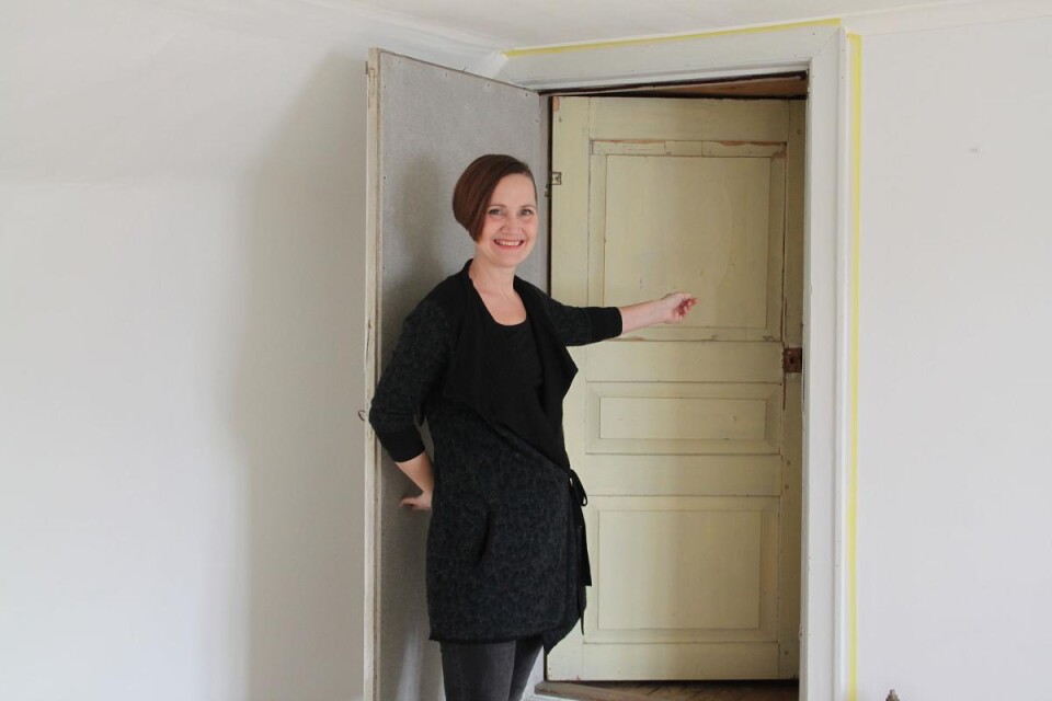 Nanna Sveinsdóttir visar dörren som leder från ett av rummen i bostaden till biografen. Foto: Maria Brynielsson