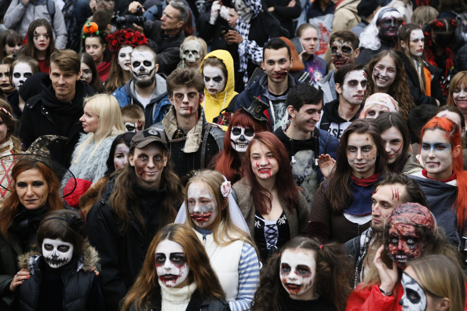 Människor utklädda till zombier under en så kallad "zombie walk" i ukrainska Kiev. Arkivbild.