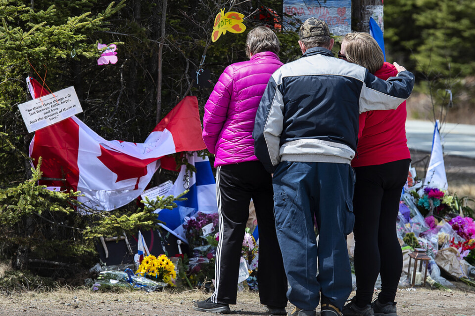 Masskjutningen i Nova Scotia i april var den dödligaste i Kanadas historia. På bilden sörjer en familj vid ett spontant minnesmärke.