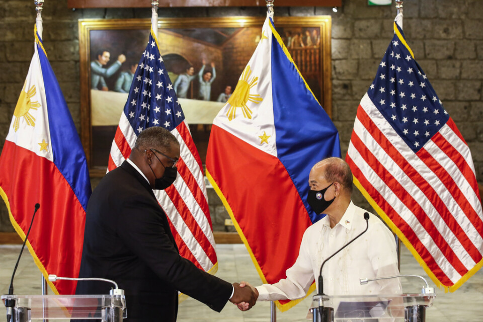 USA:s försvarsminister Lloyd Austin skakar hand med Filippinernas försvarsminister Delfin Lorenzana efter deras möte i Manila.