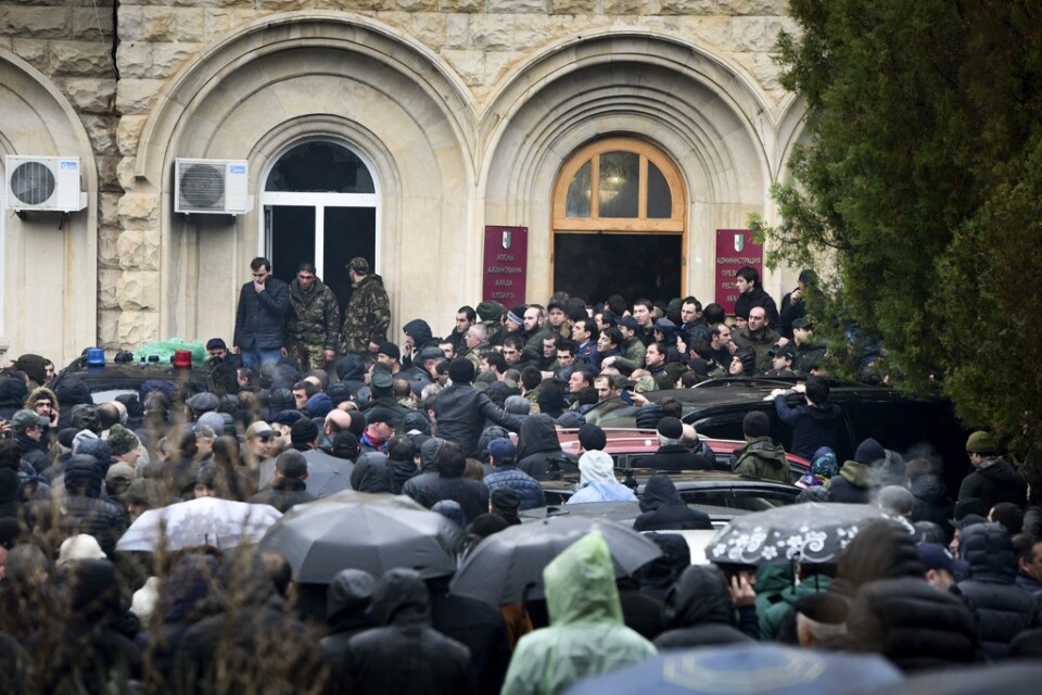 Protester utanför Raul Chadzjimbas, Abchaziens ledares, kontor. Arkivbild.