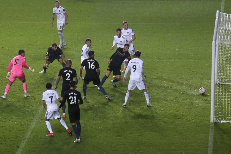 Leeds Uniteds Rodrigo utnyttjade en miss från målvakten Ederson Moraes och satte 1–1 mot Manchester City.