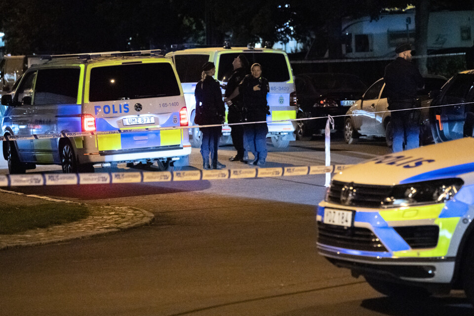 Polisen har spärrat av ett område vid Delsjögatan i Malmö efter skottlossning på fredagskvällen.