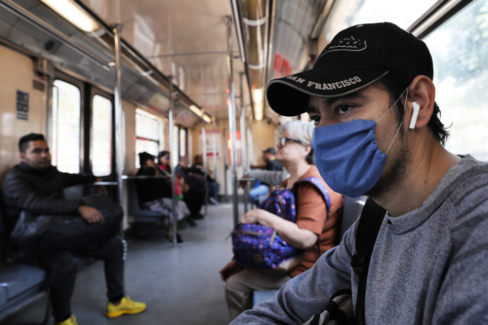 En tunnelbaneresenär med munskydd i Mexico City. Bild från i februari.