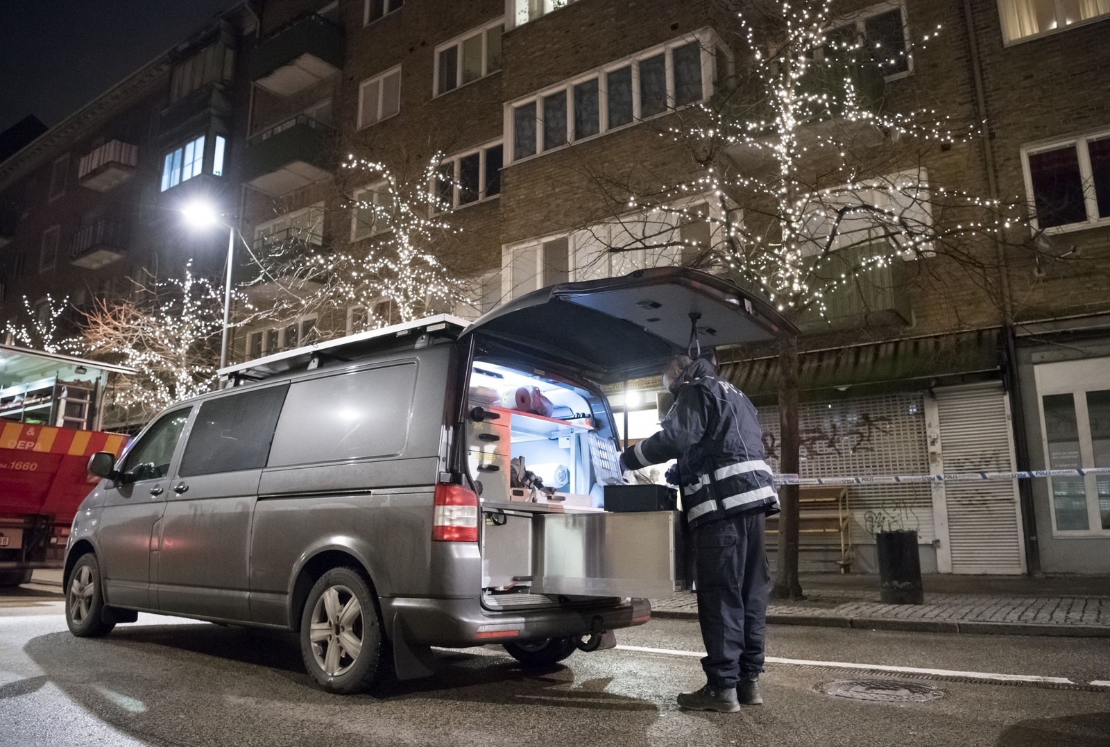 Polisens kriminaltekniker på plats tidigt på tisdagsmorgonen för att undersöka platsen för explosionen. Foto: Johan Nilsson/TT