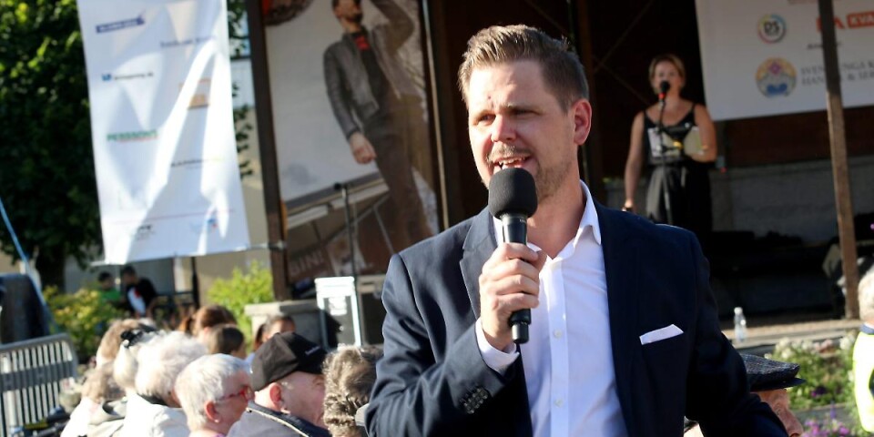 Producenten, artisten och skådespelaren Rickard Skoglund kommer att hålla i tisdagens allsång. Bilden är från en allsång i Svenljunga som hölls 2017.