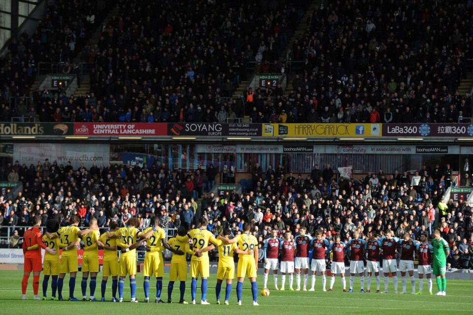 Burnley och Chelseas spelare samlas för en tyst minut inför avspark på söndagen.