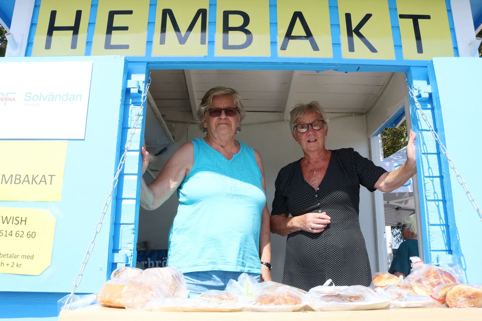 Annika Bäckström och Ulla-Britt Emilsson säljer hembakat åt sin förening SPF Seniorerna Solvändan.