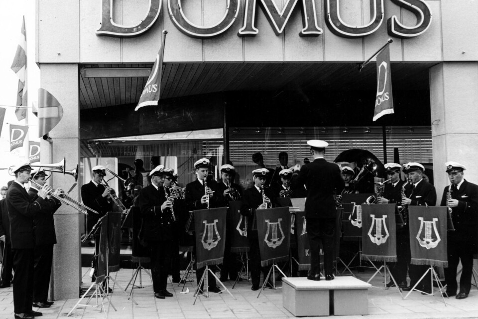 Musikkåren Lyran stod för musikunderhållningen den 10 september 1964 då Domus invigde varuhuset i Kalmar. Domus fanns i 38 år och lades ned 2002.