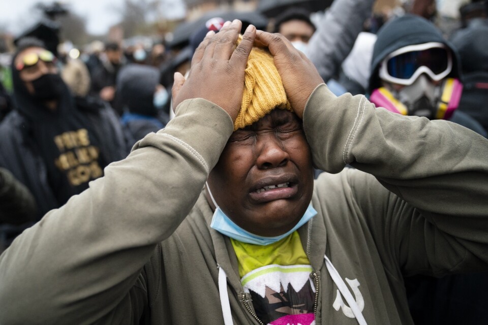 En demonstrant visar sin förtvivlan vid en protest på onsdagen vid polishuset i Brooklyn Center, Minneapolis, efter dödskjutningen av 20-årige Daunte Wright. Arkivbild.