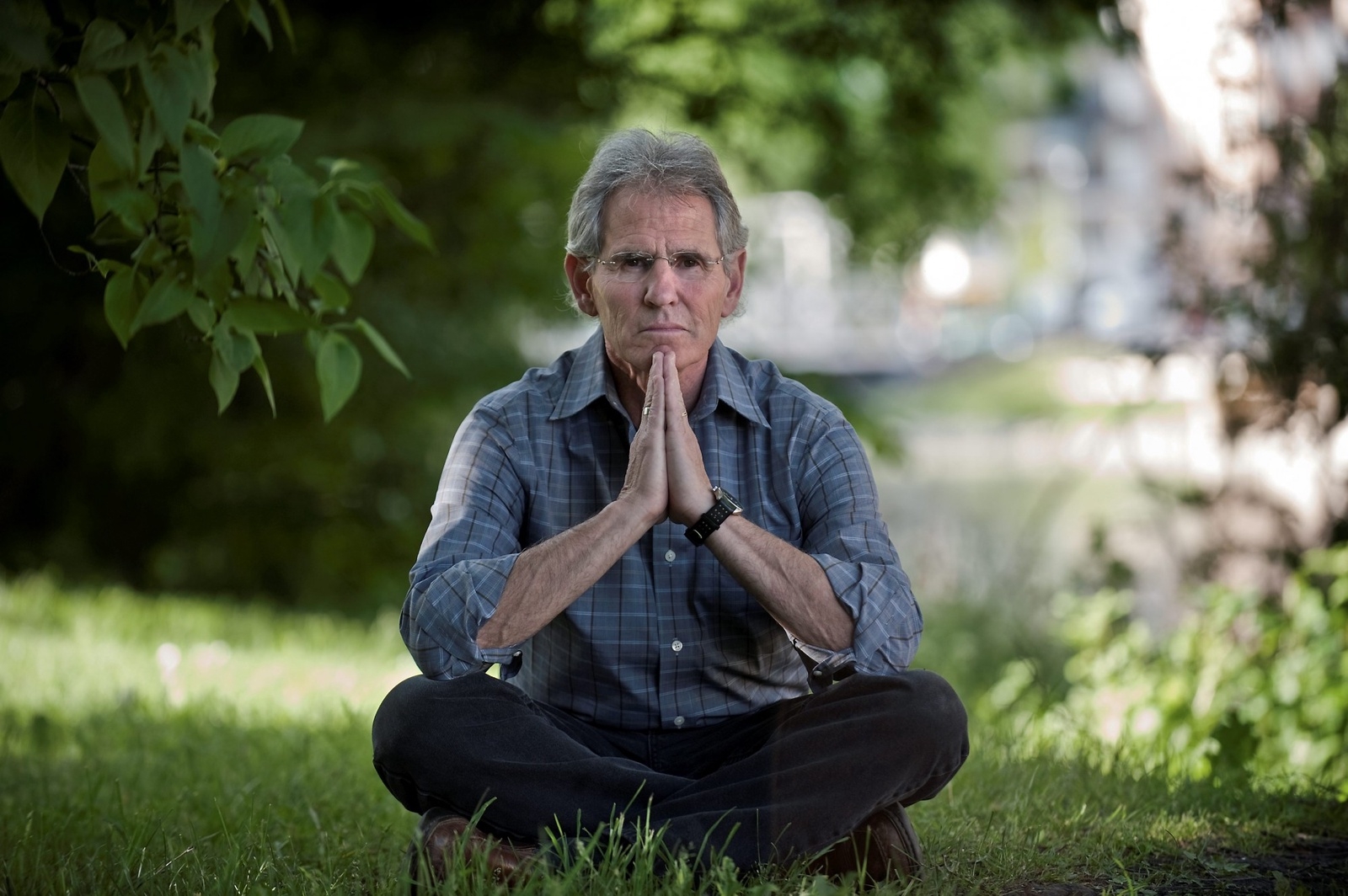 Jon Kabat-Zin är grundaren av Mindfulness-baserad stressbehandling, Ola Schenström har utbildat sig hos Jon Kabat-Zin i USA.