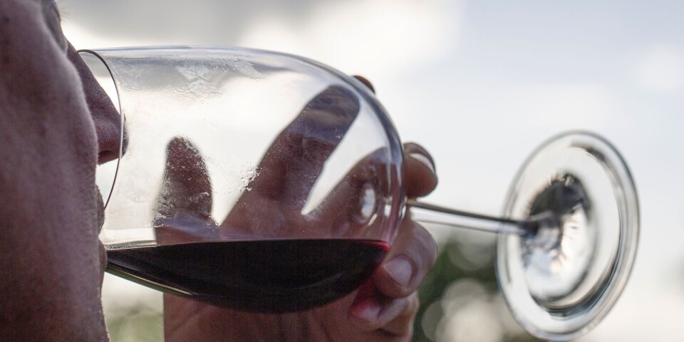 20200707Man dricker ett glas vin utoomhusFoto: Fotograferna Holmberg / TT / kod 96