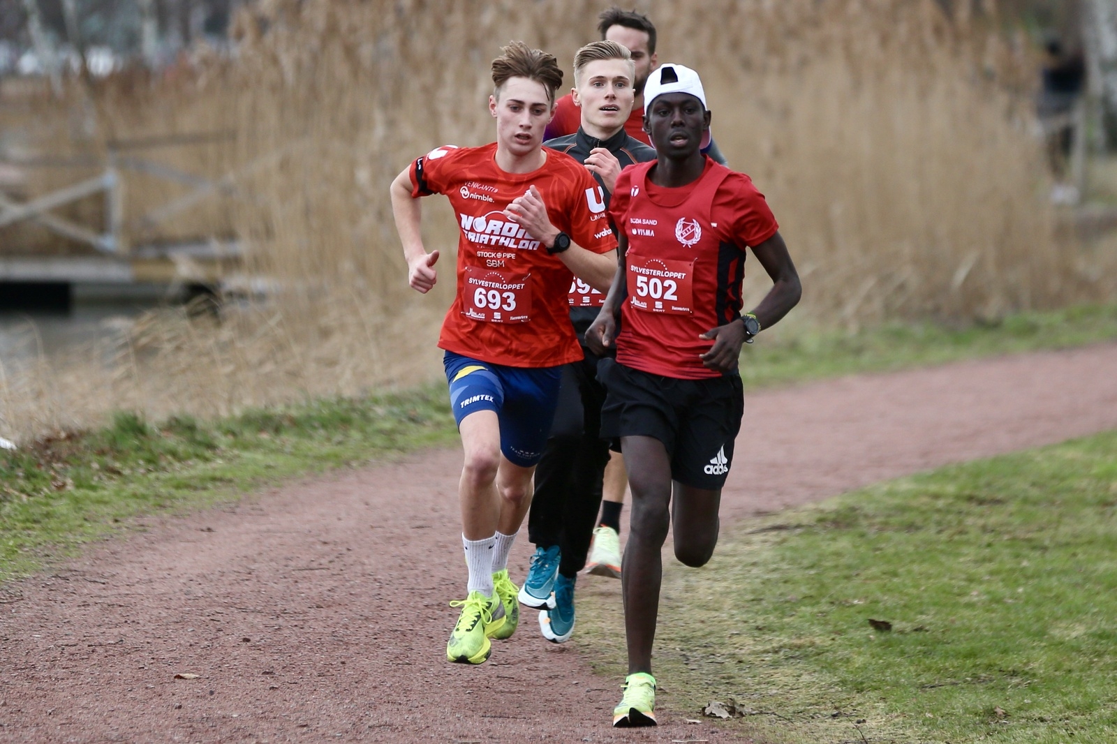 Högbys Djamal Abdelkarim springer framför Nordic Triathlons Noah Petersson.