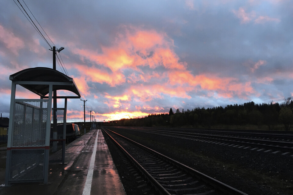 Solnedgång på järnvägsstationen i Lojga i norra Ryssland. Arkivbild.
