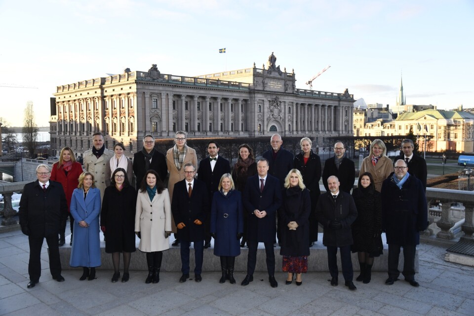 Statsminister Magdalena Anderssons regering fotograferad på Lejonbacken framför Riksdagshuset.