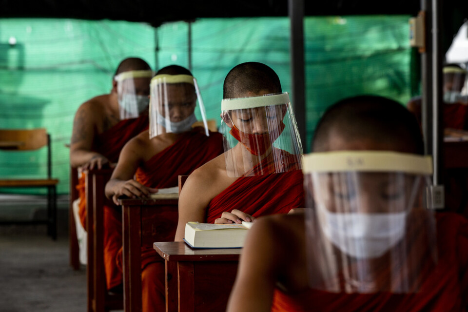 Unga buddistiska munkar under en lektion i religion i Thailands huvudstad Bankok där de flesta skolor hålls stängda på grund av covid-19. Arkivbild.