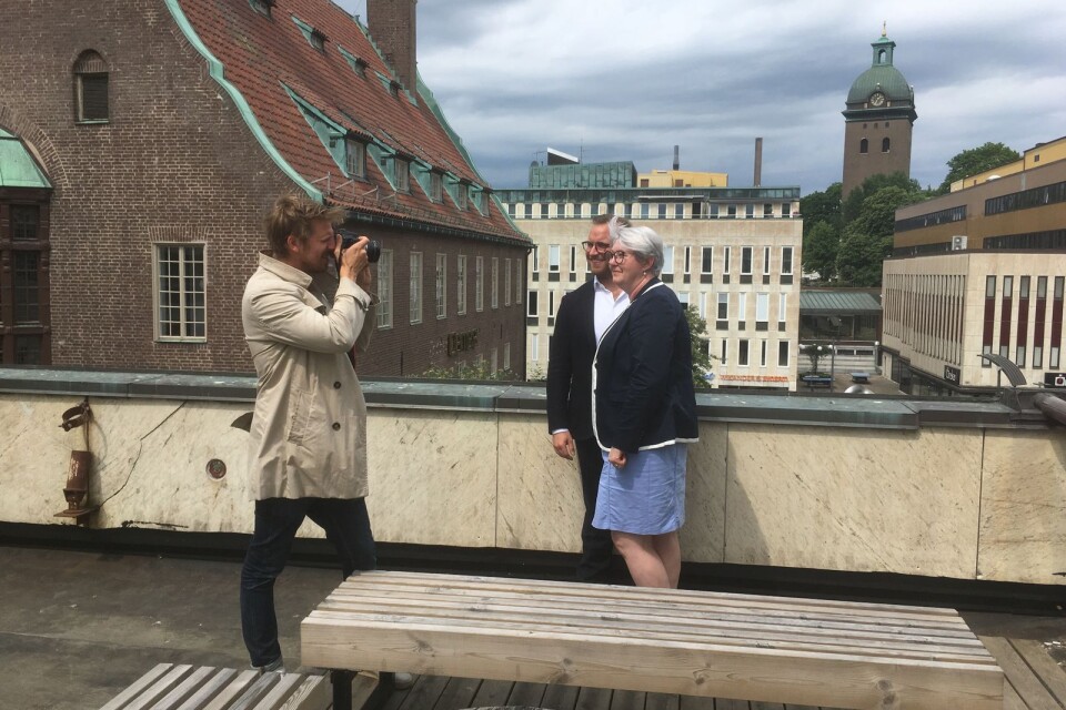 På en takterrass invid Stora torget i Borås – Moderaternas två kommunalrådskandidater Annette Carlson och Oliver Öberg fotograferas av BT:s medarbetare i samband med presentationen av valmanifestet. Den närmaste tiden väntas övriga partier i Borås följa med sina ambitioner.
