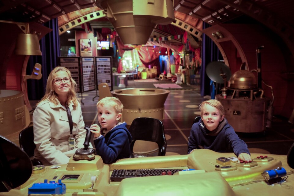 Aina Sætre och sönerna Aksel och Eirik Ødergård har kommit till Ystad Studios Visitor Center, tagit plats i Pax rymdskepp och är på väg att lämna galaxen.