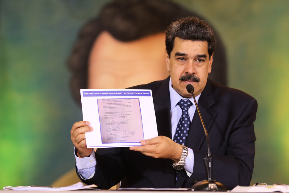 Venezuelas president Nicolás Maduro håller upp vad som påstås vara bevis för det misslyckade kuppförsöket under en presskonferens den 6 maj.