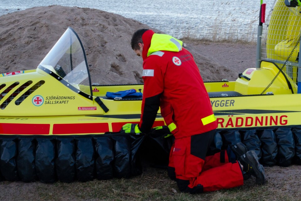Anton Kock, svävarpilot på räddningsstationen i Kalmar, visar hur fordonet har möjlighet att ta sig över bland annat uppstickande stenar i vattnet.