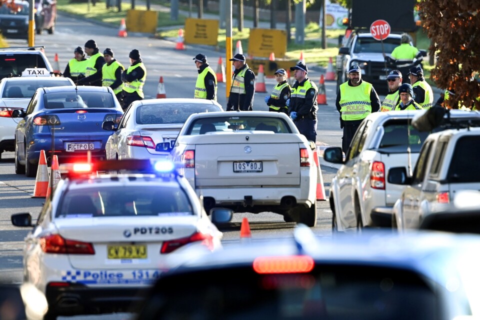 Polis vid gränsen mellan delstaterna Victoria och New South Wales i Australien. Victoria och dess huvudstad Melbourne har återgått till strängare restriktioner för att motverka spridningen av coronaviruset. Bland annat stängdes gränsen mellan delstaterna häromdagen.