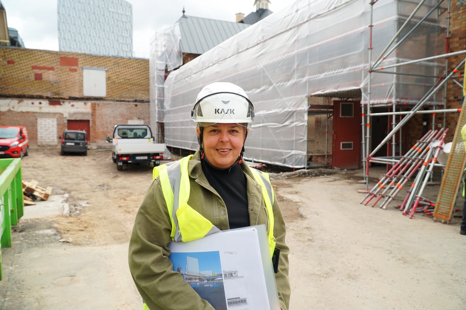 Jenny Ström Hansson besöker ofta byggarbetsplatsen och följer arbetet.