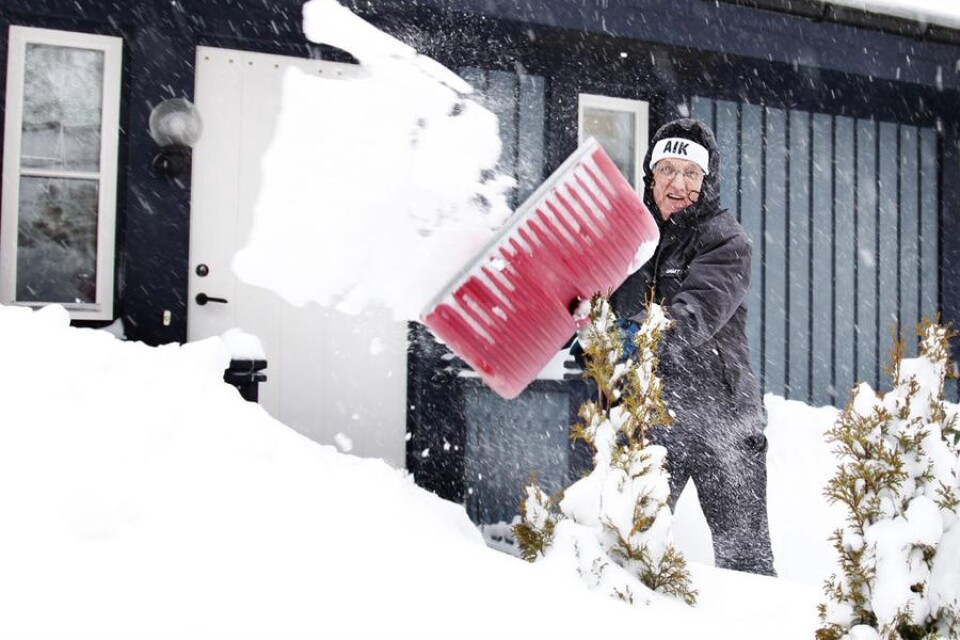Lasse Israelsson var en av många som fick ta fram snöskyffeln igen i helgen.