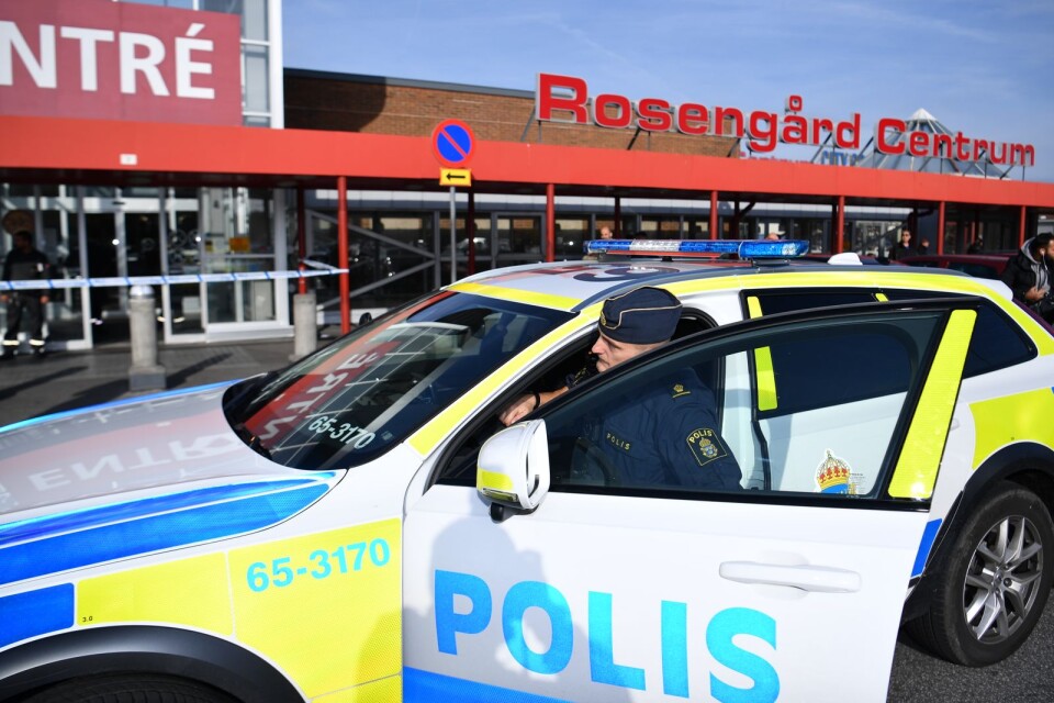 Polis utanför Rosengård Centrum som spärrades av efter larm om knivbråk.