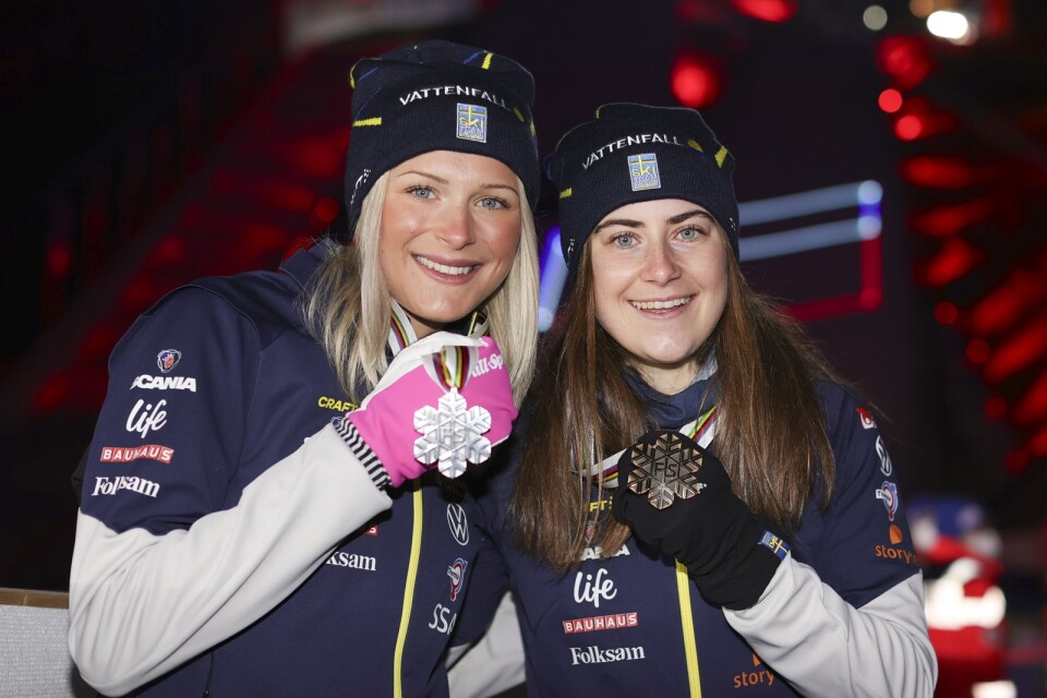 Frida Karlsson och Ebba Andersson ordnade dubbla svenska medaljer – silver och brons – i VM:s skiathlontävling.