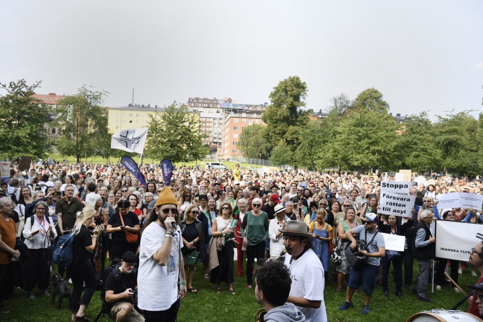 En demonstration mot regeringen och SD:s beslut att gå vidare med en angiverilagen hålls i Fatbursparken i Stockholm förra söndagen.