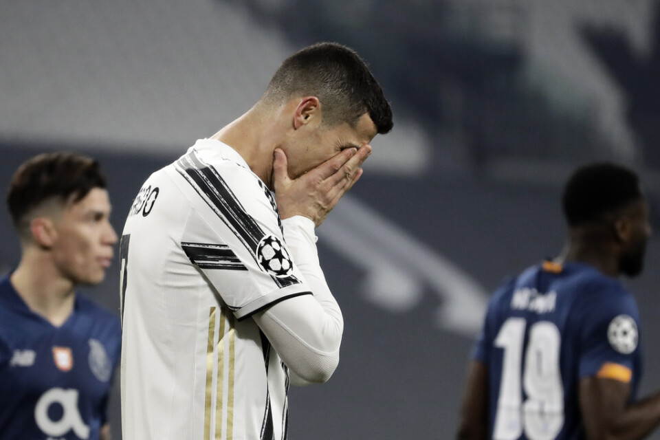 Cristiano Ronaldo grämer sig under Juventus fiasko mot Porto.