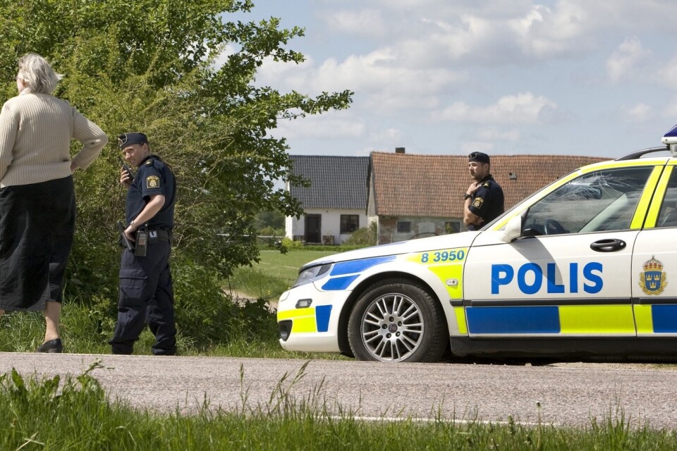 Poliser vid gård i Kastberga öster om Eslöv på fredagen, där polisen på förmiddagen hittade en äldre man bakbunden och död.
Foto Stig-Åke Jönsson / TT