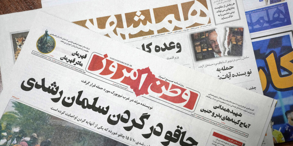 Förstasidan på olika iranska tidningar på lördagen, dagen efter attacken på Salman Rushdie. Flera konservativa medier har uttryckt glädje efter dådet.