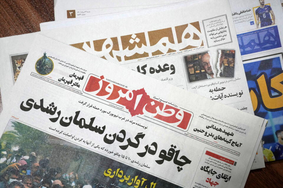 Förstasidan på olika iranska tidningar på lördagen, dagen efter attacken på Salman Rushdie. Flera konservativa medier har uttryckt glädje efter dådet.