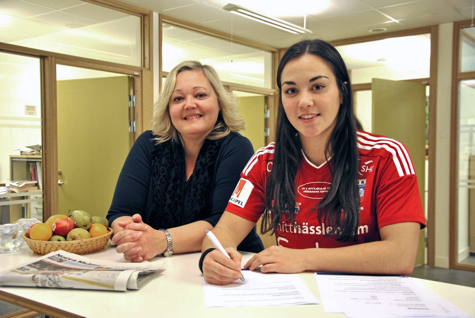 Michelle de Jongh skriver på kontraktet med Vittsjö under överinseende av sportchefen Erika Nilsson. Foto: Marika Höghäll