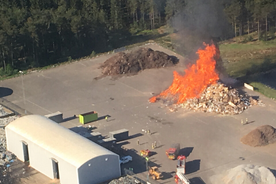 Av okänd anledning började en flishög på Moskogens avfallsanläggning att brinna på måndagen.