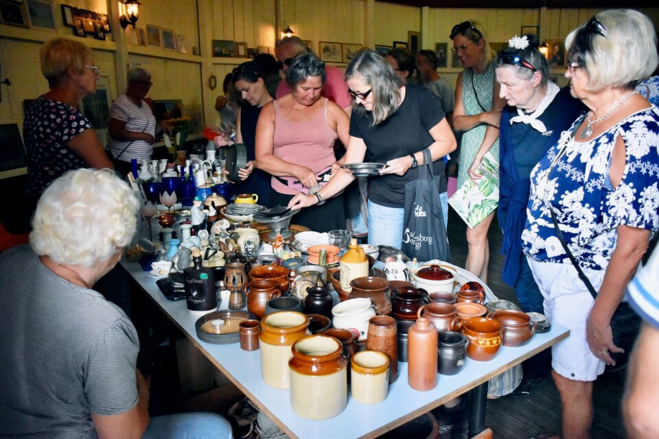 Loppmarknaden fortsatte inne i den lilla boden, där keramik var populärt bland besökarna.