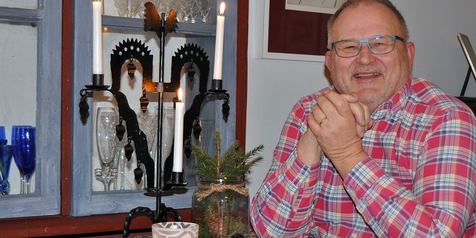 Kent Johansson, Gårdby, fyller 70 år på tredjedag jul och firar sin dag i all enkelhet. På vardagsrumsbordet står en liten granplanta i en burk. ”Den fick jag av goda vänner när vi var hemma i Händene senast.”
