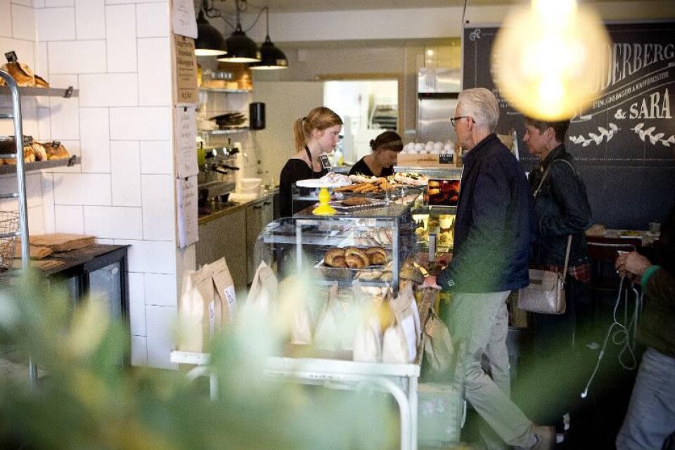 Marianne och Göran Silfverhielm handlar bakverk av Maya Kraft på Söderberg & Sara, ett av Sveriges bästa fik enligt White Guide café nya ranking.