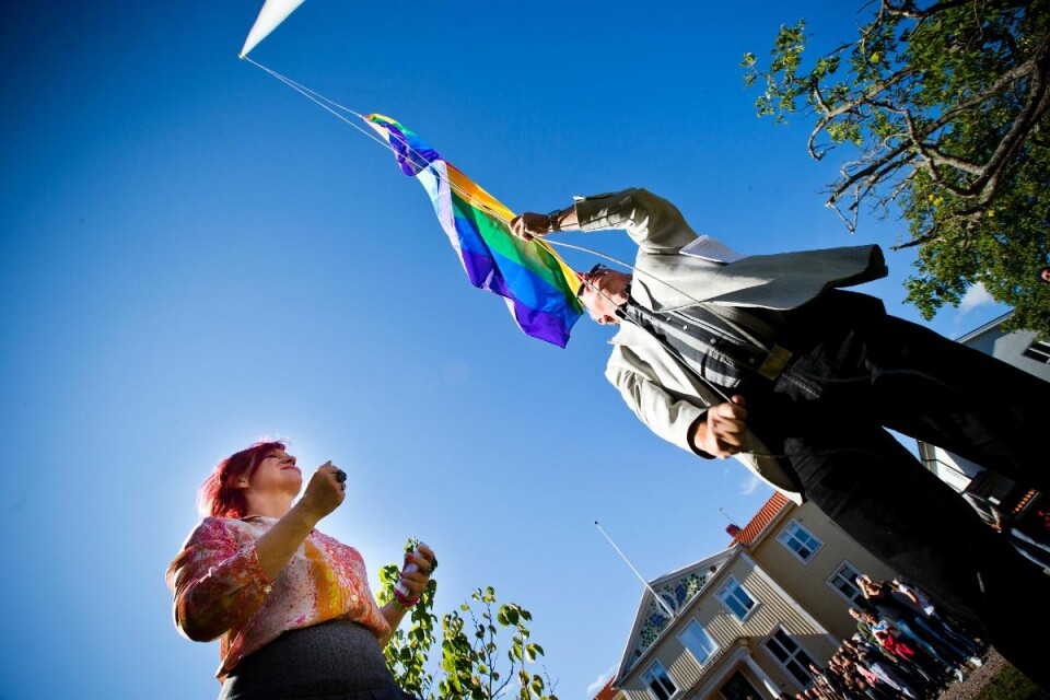 Jessica Rydell och Kjell Magnusson hissade prideflaggan Foto: Paul Madej