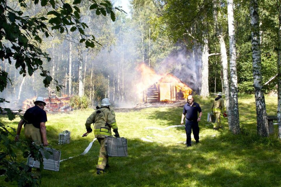 Flera brandmän från Nybro och Orrefors bekämpade elden.
