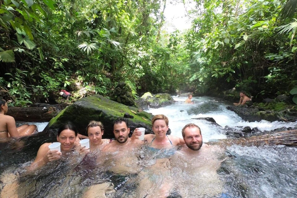 Charlotte, Malin, André, Nora och Klaus-Heidi njuter i den varma källan i Arenal Costa Ricaprivat